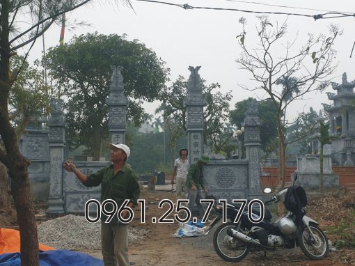 Dựng cổng đá vào khu nghĩa trang
