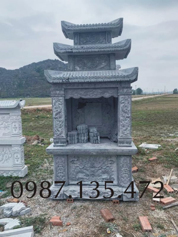 Mộ đá được làm từ những phiến đá xanh tự nhiên, khai thác từ mỏ đá xanh Yên Lâm tỉnh Thanh Hóa.