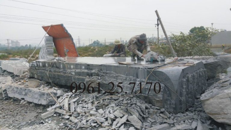 Chế tác đá mỹ nghệ nguyên khối tại Bình điêu khắc.